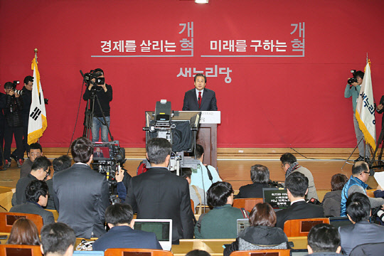 지난 2016년 1월18일 서울 여의도 국회 의원회관에서 김무성 당시 새누리당(국민의힘 전신) 대표최고위원이 신년 기자회견을 진행하고 있다.<국민의힘 홈페이지>